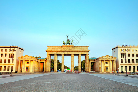 解析器早晨勃兰登堡门白日出时在德国柏林正方形图片
