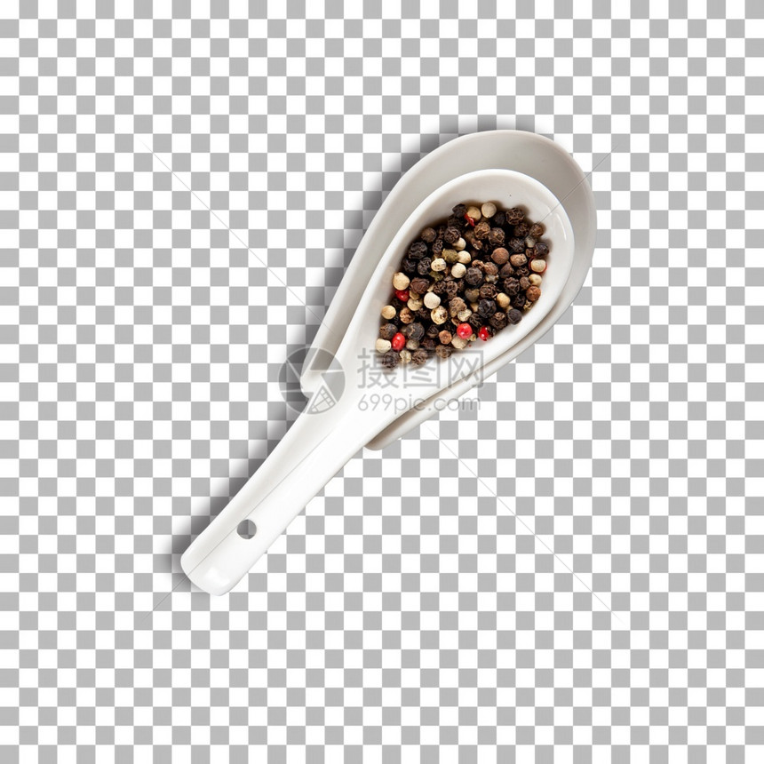 白色勺子上的黑胡椒与隔离透明背景有机的胡椒子香料图片