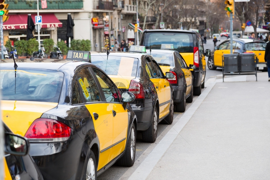 车辆西班牙典型的巴塞罗那黄色和黑出租车旅行图片