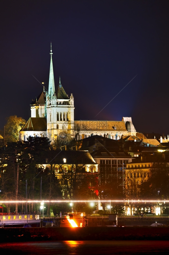 欧洲吸引力瑞士日内瓦圣皮埃尔大教堂的日内瓦城市景观概览瑞士日内瓦夜晚图片