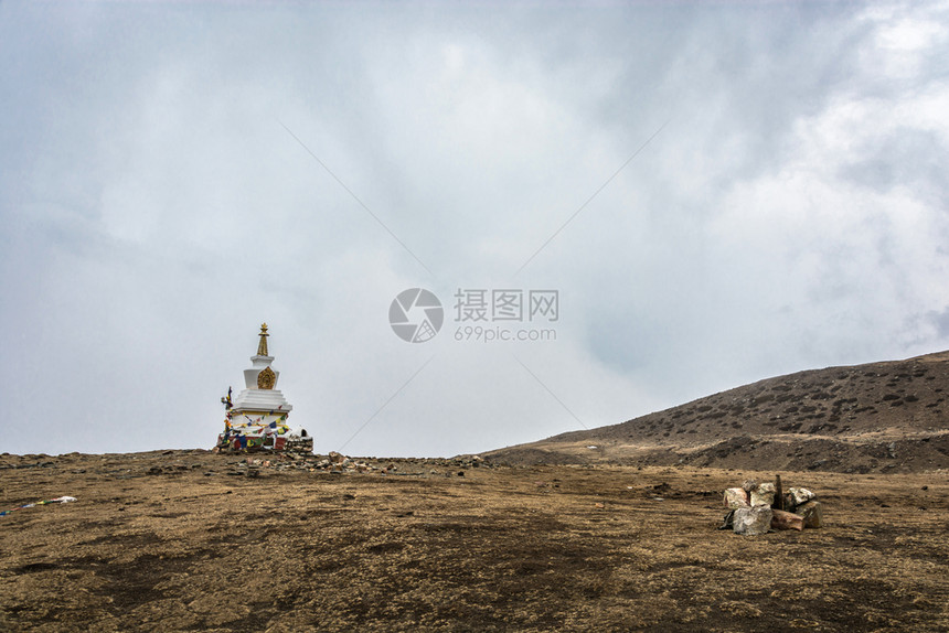 美丽的被雪覆盖的山川和山底的寺庙图片