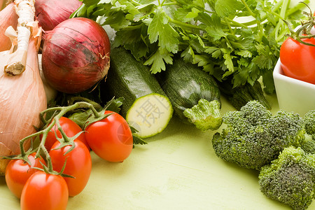 健康配料西兰花绿色木制桌子上不同蔬菜的照片图片