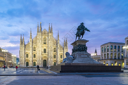 大教堂好的米兰Duomo在意大利米兰的暮光时天色晴朗胜利者背景图片