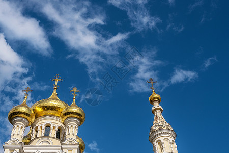 建成圣亚历山大内夫斯基教堂的黄金圆顶对准蓝天和白云金子有色图片