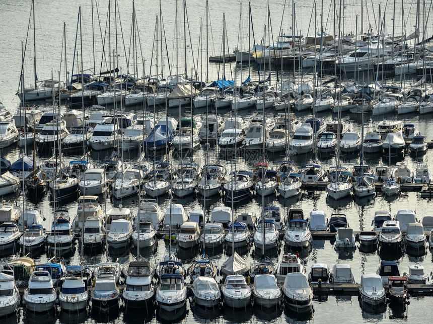 城市的最佳Vrsar克罗地亚2018年5月2日在游艇港口亚得里海的顶视图在克罗地亚小镇Vrsar附近游艇亚得里海和克罗地小镇的顶图片