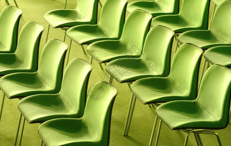 颜色丰富多彩的排公共场所绿色布椅的行数图片