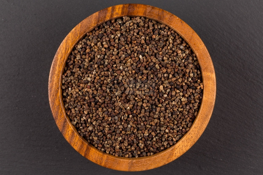 黑石本底木碗中装饰的卡当豆种子结石调味料图片