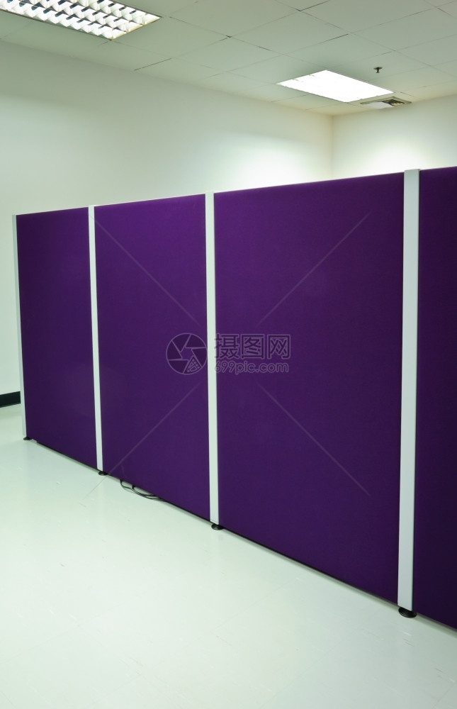 紫色的墙带有分区办公室房间商业图片