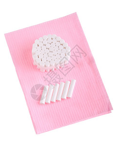 卫生在白色背景孤立的粉红色圆边上牙科棉花卷白色的治疗图片