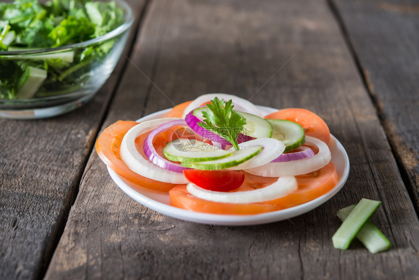 饮食红色的混合蔬菜胡萝卜黄瓜洋葱健康图片
