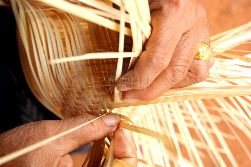 传统的村民拿竹篾编织篮子自制图片