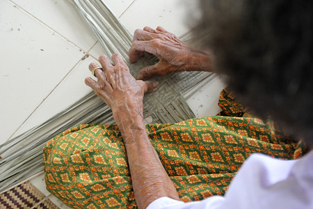 泰国自制村民拿竹篾编织篮子产品背景图片