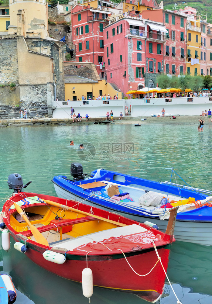 古老的一种正面在意大利一个风景优美的村庄前面水上漂浮多彩船只图片