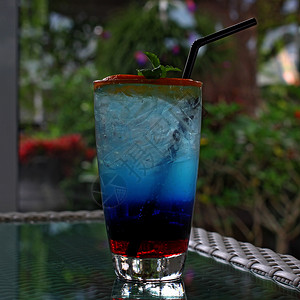 无酒精鸡尾果汁饮料含新鲜柠檬和薄荷叶的蓝咖喱鸡尾酒图片