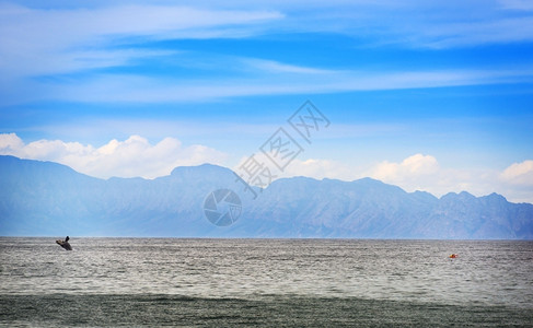 山峰和河流图片