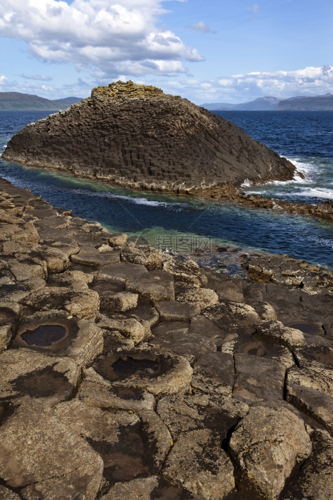 离开苏格兰西海岸外内赫布里底斯岛特雷什尼群斯塔法的巴萨尔特岩层形成火山石图片