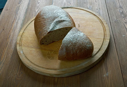 浆果棕色的桌子Rukkileib芬兰黑麦面包图片