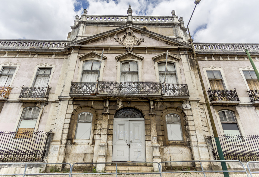 18世纪初在葡萄牙里斯本Alcantara建造的CondesdaRibeiraGrande废弃宫古迹显像18日阿尔坎塔拉图片