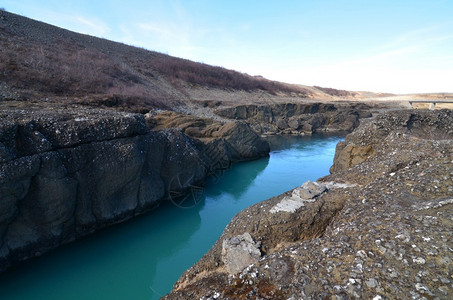 蓝河在岩石中流淌的景象观冰川农村图片
