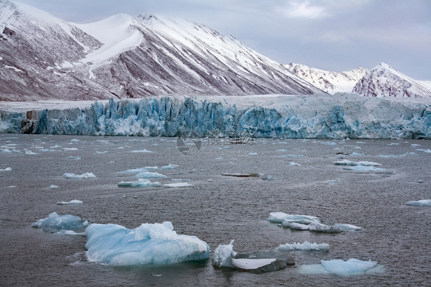 冰川融化的场景图片