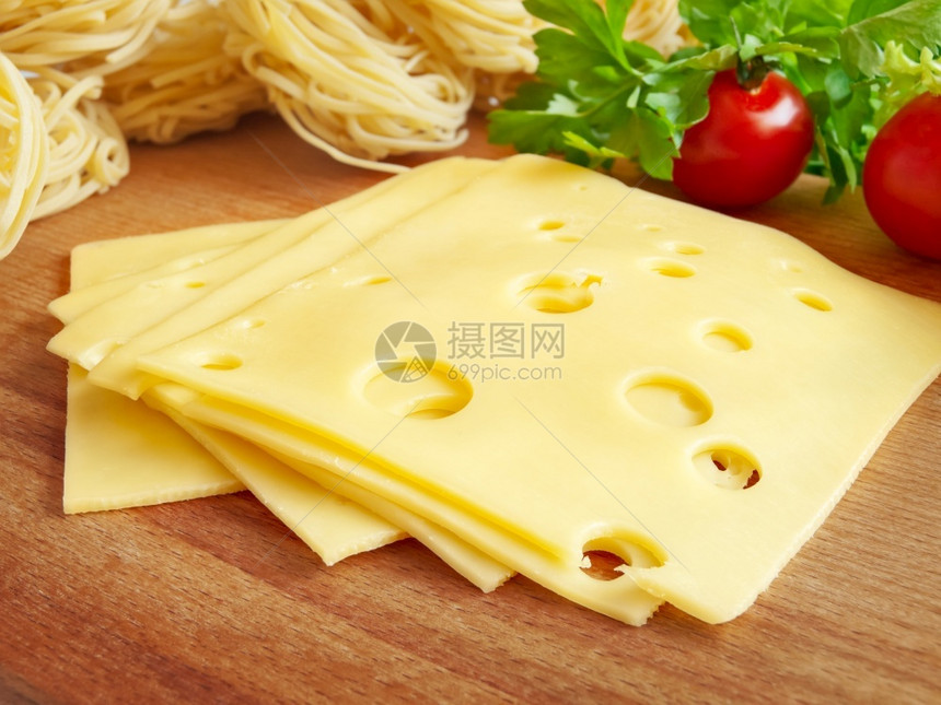营养丰富食物硬板上的奶酪意大利面和蔬菜小吃图片