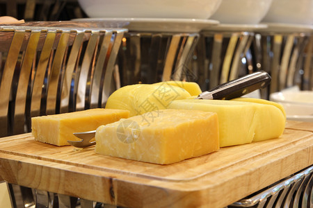 新鲜的食物早餐自助线上一堆黄油美味的图片