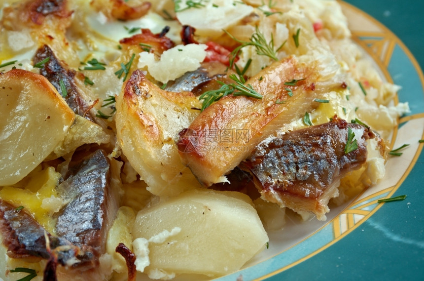 烘烤的kalalaatikko波罗的海鲱鱼砂锅芬兰菜食物午餐图片