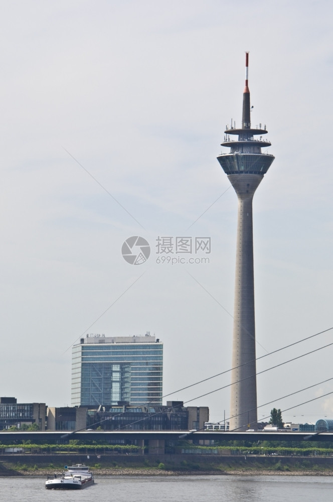 德语水城市景观国杜塞尔多夫的天线一部分图片