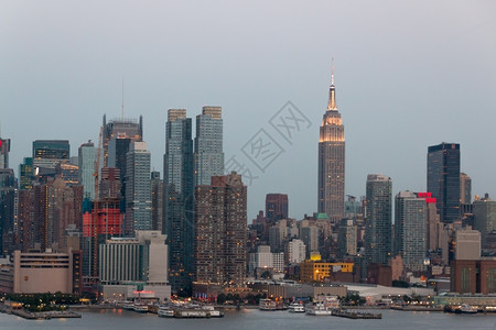 目的地天际线夜晚曼哈顿天与拥挤的摩大楼视图背景图片