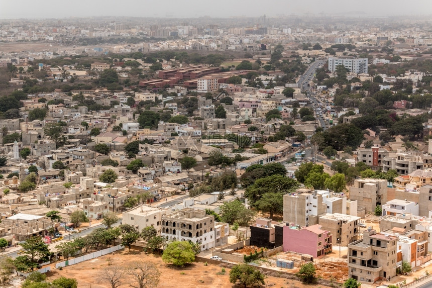 城市塞内加尔达喀市空中观察显示拥挤的建筑物和高速公路a贝拉丘建筑学图片