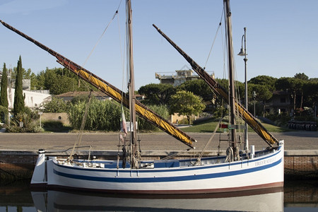 吊索钓鱼高海渔船带吊钓和漂浮的公海渔船龄老旧的公海渔船龄变老比斯卡托图片