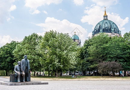 社会主义马克思和恩格斯在柏林的马克思和恩格斯纪念碑历史欧洲背景图片