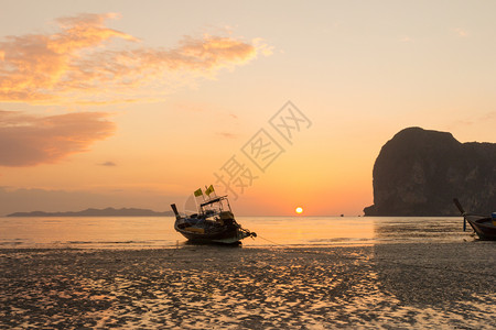 日落时在泰国Trang省PakMeng海滩上的长尾船水朴东图片