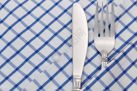 刀桌子用餐放桌背景巾纸上的叉子和刀空背景