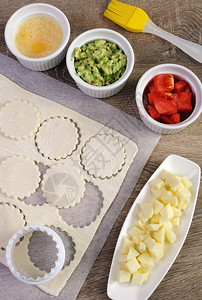 糕点配料用奶酪西红柿鳄梨和番茄饼烤面包的成分纸图片