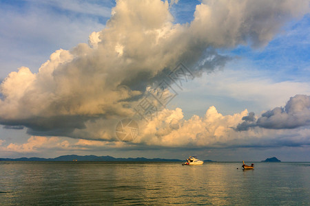 岛屿泰国普吉PhangNgaBay云层形成普吉岛亚洲图片
