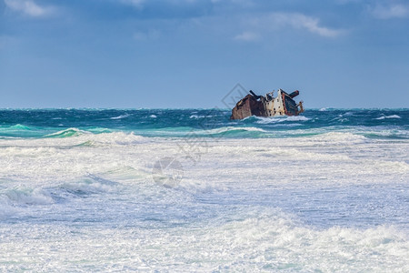 被弹出浅的天气沉船风暴部分残骸在海滩上喷出冲浪背景图片