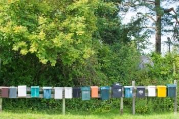 瑞典农村小木屋地点的连续一排邮箱乡村的阳光件图片