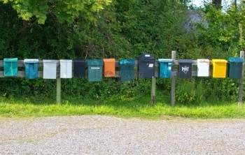 邮件绿化瑞典农村小木屋地点的连续一排邮箱信息图片
