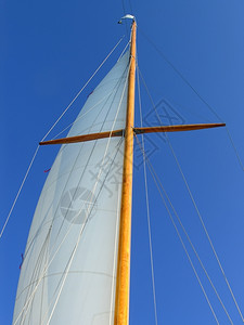 桅杆奥尔洛夫航行搭乘帆船上的轮图片