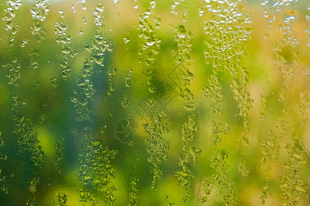降低绿色摘要背景窗口上的雨滴清除汽图片