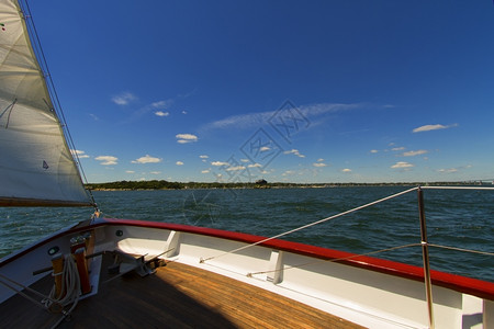 一种搭乘帆船上的轮桅杆巡航图片