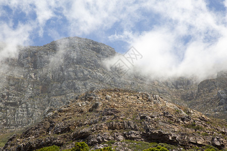 参天般的阿拉善岩石堆满的山背景