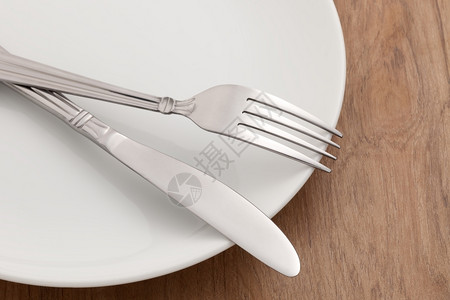 餐桌用叉子和刀在木制桌上的白板晚餐桌子木头图片