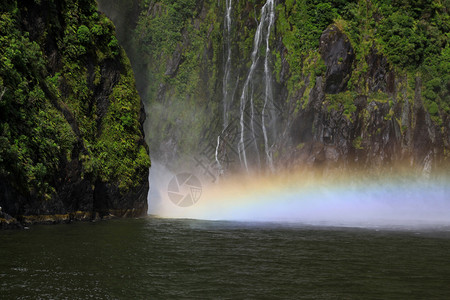 玩微光水撞入湖中蒸气彩虹喷图片