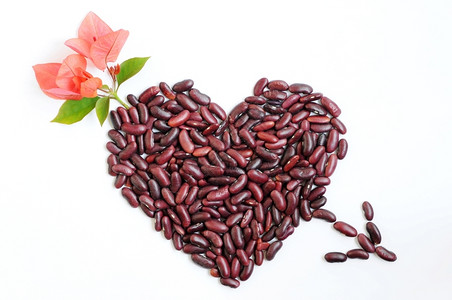 情人节红心形状箭由白底的豆子和花朵制成浪漫的健康背景图片