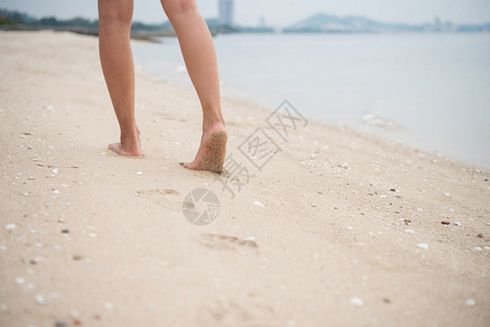 行走在沙滩上的人图片