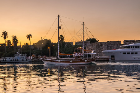 巡航乘旅行船经过城堡黎明离开港口希腊科斯水海图片