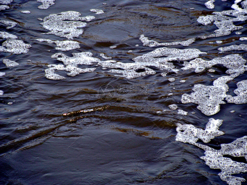 溪流蓝色的自然深河水有摇和波浪图片
