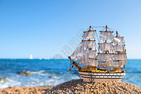 沙滩上的帆船图片